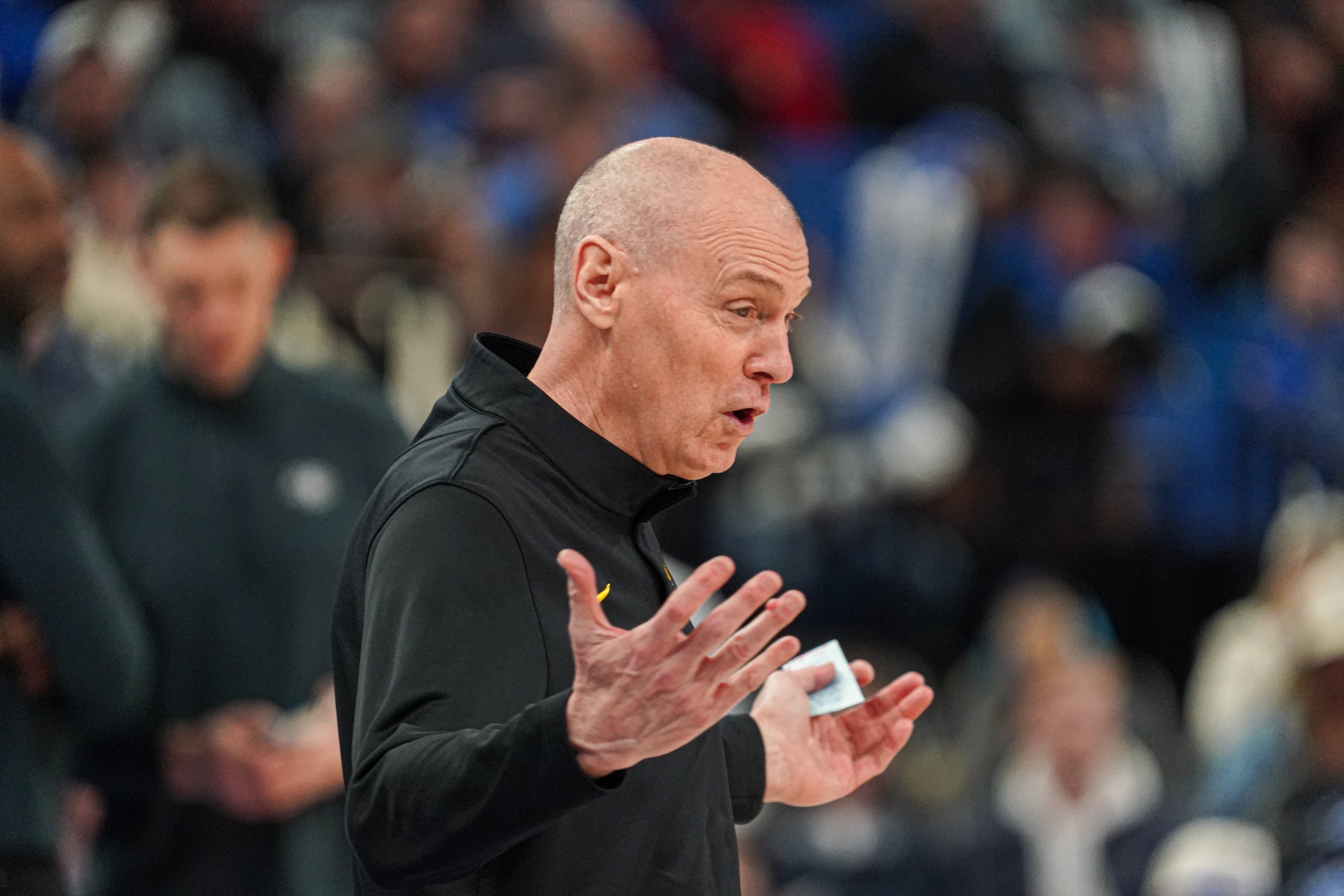 开云-卡莱尔：为我们的队员高兴 这个赛季很艰难 与他们并肩作战很开心